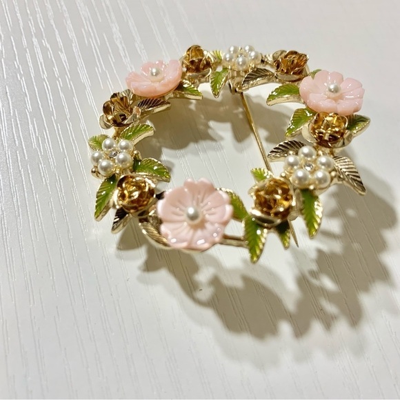 NWT gold toned Chrystal and imitation pearl wreath pin - Picture 9 of 12